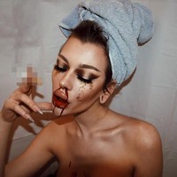 Dari foto-foto yang ditunjukkan di Instagram, Elena terlihat suka dengan penampilan yang dark dan gothic yang membuatnya jadi terlihat seram. Dengan makeup mata tebal dan seolah-olah wajah berdarah-darah kerap ditunjukkan di media sosialnya.  Foto: Instagram (@elena_rosso)