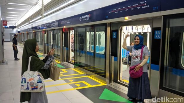 Pengguna MRT Jakarta Asyik Selfie hingga Ngevlog Saat Uji Coba