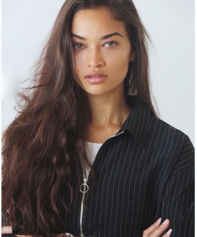 Pesan apa yang ingin kamu kirim? Kelihatannya terlalu fokus pada kecantikanmu dan bukan pada kecerdasan dan kekuatanmu! Apakah itu mendorong pria untuk melihat wanita sebagai objek seksual untuk dinikmatinya? tambah netizen lainnya. Foto: Instagram @shaninamshaik