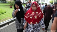 Kedua orang tua Siti juga ikut mendampingi.