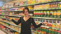 Saat Belanja di supermarket, Nora bukan hanya membeli kebutuhan harian saja. Ia juga sempat berpose diantara rak berisi minuman kemasan. Foto: Instagram @ncdpapl