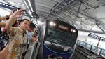 Warga Asyik Selfie di Hari Pertama Uji Coba MRT Jakarta