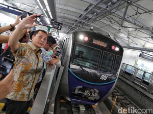 Warga Asyik Selfie di Hari Pertama Uji Coba MRT Jakarta