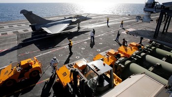 Rafale sendiri adalah jet jenis multirole fighter aircraft yang diproduksi Dasasault Aviation. Diterbangkan pertama kali pada tahun 1986 dan telah beberapa kali mengalami upgrade, Rafale digunakan oleh Angkatan Udara beberapa negara selain Prancis, misalnya AU mesir dan AU Qatar. Foto: Reuters