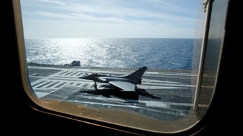 Kapal induk ini juga disertai beberapa kapal pelindung dalam perjalanannya, termasuk kapal selam. Foto: Reuters