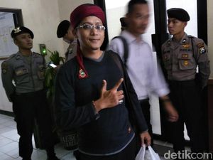 Pria Mengaku Bonek Hijrah Ingin Beri Peci ke Ahmad Dhani