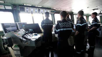 Tampak ruang navigasi kapal diperiksa dengan seksama sebelum keberangkatan. Foto: Reuters