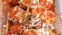 Kalau mau yang lebih menantang, cobain cakue dengan balutan bubuk cabai dan keju parut. Top! Foto : Instagram @tomatoes_2222