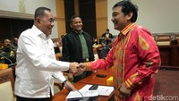 Rapat kerja mengagendakan pembahasan tingkat I RUU tentang pengesahan persetujuan antara pemerintah Indonesia dan pemerintah Federasi Rusia tentang kerja sama dibidang pertahanan.