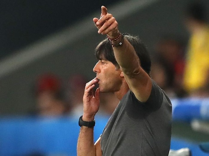 Pelatih Jerman Joachim Loew terkenal dengan kebiasaannya garuk-garuk Mr P lalu mencium bau tangan sesudahnya (Foto: getty Images) Pelatih Jerman Joachim Loew terkenal dengan kebiasaannya garuk-garuk Mr P lalu mencium bau tangan sesudahnya (Foto: getty Images)