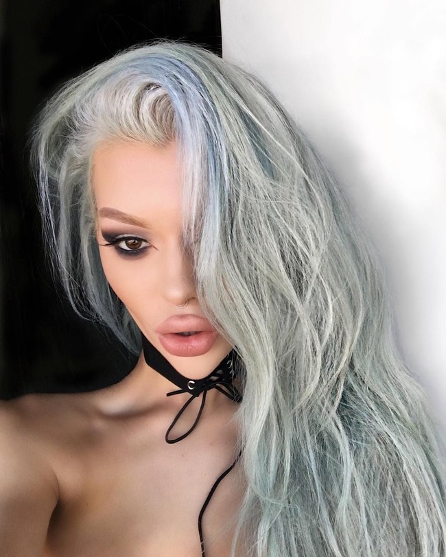 Elena telah melakukan beragam operasi plastik. Mulai dari implan payudara sampai botox dan filler.   Foto: Instagram (@elena_rosso)