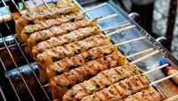 Ini juga enak. Cakue goreng diberi topping mayonnaise dan taburan cabai bubuk. Nyam! Foto : Instagram @kulinerjabodetabek