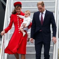 Saat kunjungan ke Selandia Baru bersama Pangeran George, Kate Middleton memilih model topi yang berbeda. Ia mengenakan topi yang ukurannya lebih besar dan berbentuk lebih rata di bagian atas. Sepatu yang dipakai pun berbeda. Kala itu wanita 36 tahun ini memadukan gaunnya dengan sepasang pump shoes warna hitam. Foto: Getty Images