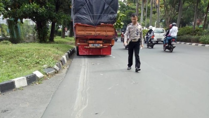 Asyik Bersepeda, Seorang Pria di Surabaya Tewas Diseruduk Truk