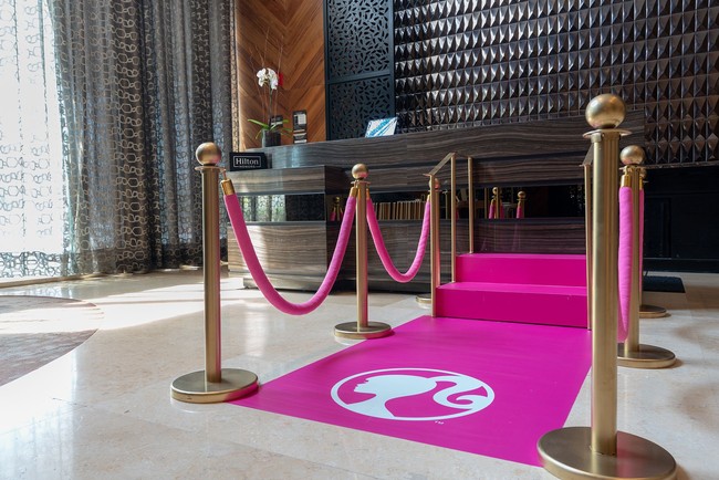 Dengan pemesanan khusus, tamu akan merasakan mewahnya hidup seperti Barbie sejak memasuki hotel dan check-in. Karpet pink digelar untuk para tamu berjalan ke meja resepsionis.  Foto: Dok. Hilton Mexico City Santa Fe