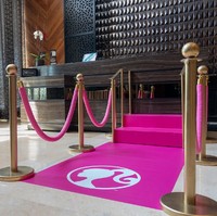 Dengan pemesanan khusus, tamu akan merasakan mewahnya hidup seperti Barbie sejak memasuki hotel dan check-in. Karpet pink digelar untuk para tamu berjalan ke meja resepsionis.  Foto: Dok. Hilton Mexico City Santa Fe