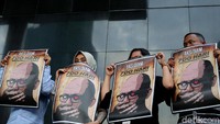 Mereka pun menggelar aksi di gedung KPK, Jakarta, untuk menuntut presiden mengusut tuntas kasus teror Novel Baswedan yang hingga kini belum terselesaikan.