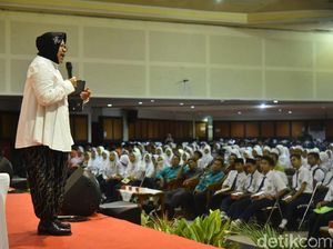 Risma Ingatkan Ribuan Pelajar SMP di Surabaya Bahaya Narkoba