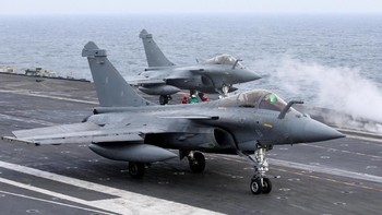 Kapal induk Charles de Gaulle termasuk tipe CATOBAR atau Catapult Assisted Take-Off Barrier Assisted Recovery. Sistem tersebut memungkinkan pesawat lepas landas dengan ditarik menggunakan ketapel uap yang tertanam pada dek kapal.  Foto: Reuters