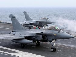 Potret Kapal Induk Nuklir Prancis Bertolak ke Asia, Mau Apa?