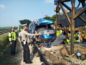 Mobil Travel vs Truk Tabrakan di Raya Bojonegoro, 2 Orang Luka Berat