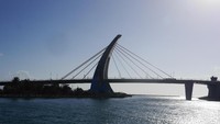 Traveler diajak berlayar melewati Dapeng Bay Bridge (Kurnia/detikcom)