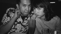 Definisi minum es teh tawar berdua, antara hemat atau maruk karena ini es teh ke 5. tulis Kinal, dengan pose imut bersama sang suami. Foto: Instagram @kinalputridevi