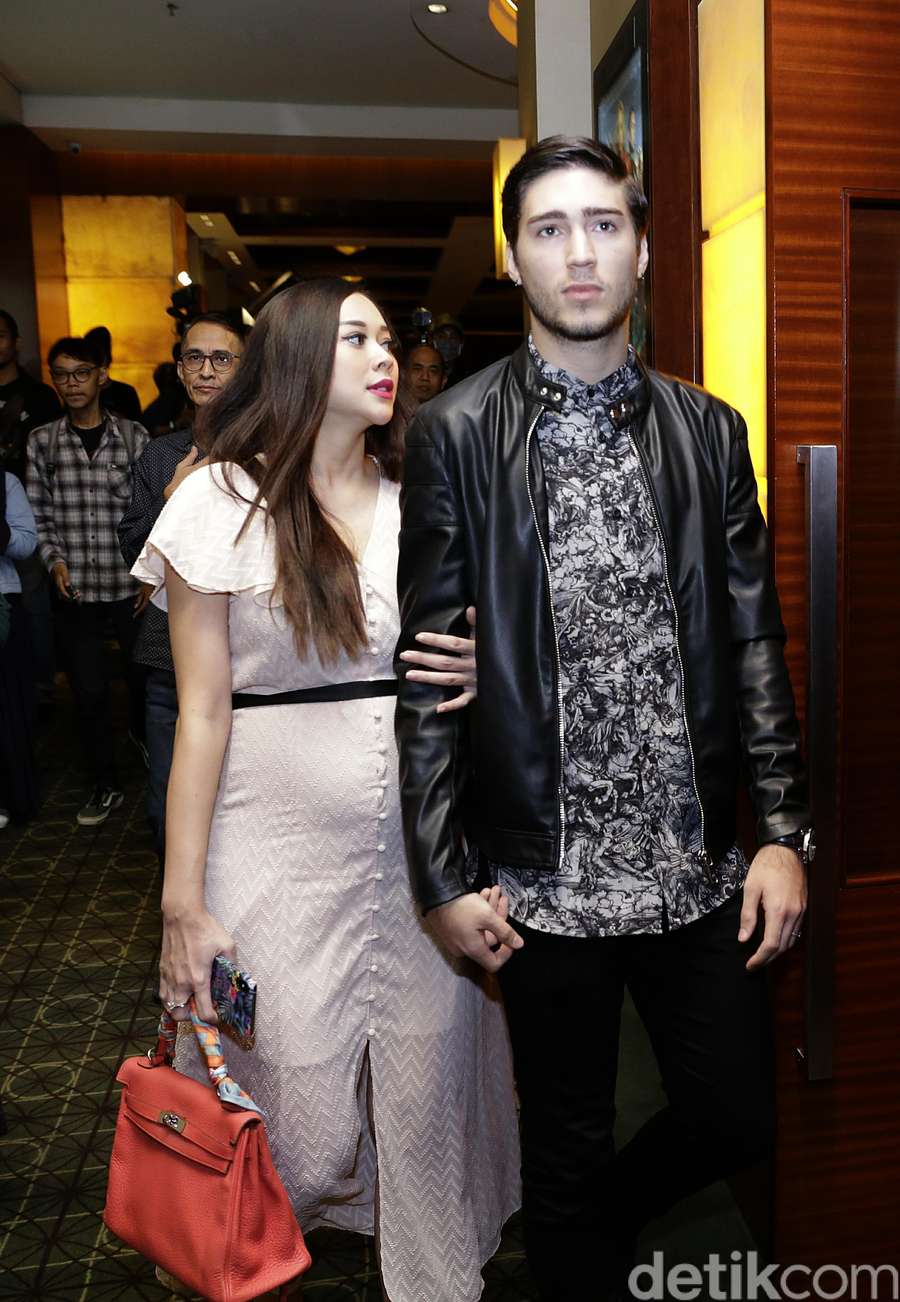 Hamil Lima Bulan, Aura Kasih Makin Glowing