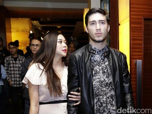 Inikah Alasan Aura Kasih Unfollow dan Hapus Foto Suami?
