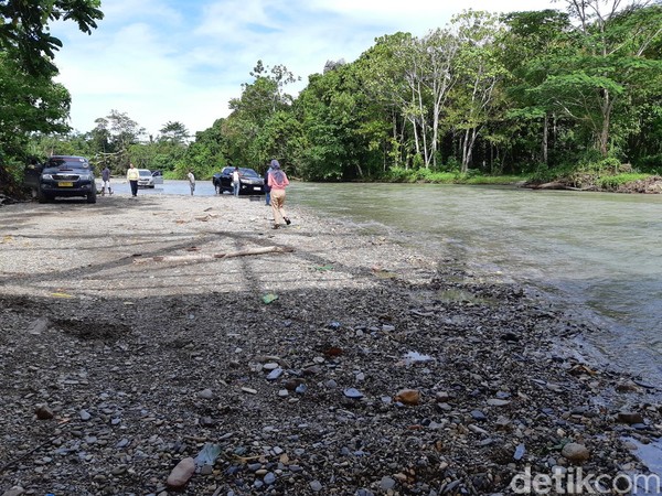 Banyak muda-mudi yang menemukan pasangan di tempat ini. Sehingga masyarakat menyebut sungai ini dengan nama Kali Jodoh. (Bonauli/detikcom) Banyak muda-mudi yang menemukan pasangan di tempat ini. Sehingga masyarakat menyebut sungai ini dengan nama Kali Jodoh. (Bonauli/detikcom)