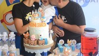 Kalau yang ini ulang tahun Enzo. Bertema biru, kue ulang tahun Enzo lucu banget ya. Foto: Instagram@augiefantinus