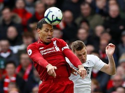 Virgil van Dijk kembali memperlihatkan performa solid sekalipun Liverpool kemasukan dua gol Burnley kala menang 4-2. Bek tengah Belanda itu membuat tekel krusial yang menggagalkan serangan Burnley yang berpotensi menciptakan gol kedua. Foto: Reuters