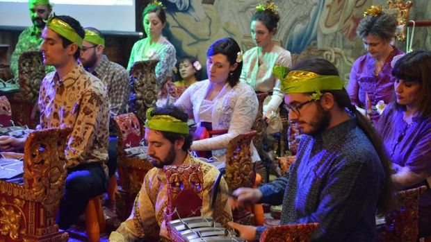 Warga Italia Antusias Mainkan Gamelan Bali