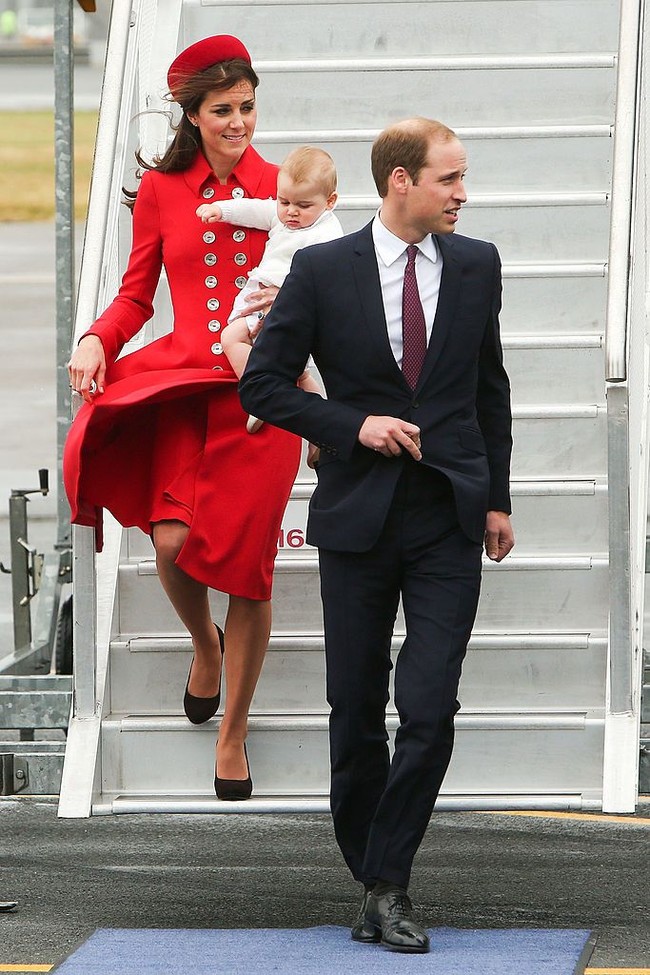 Gaun berpotongan tailoring tersebut dipakai saat turun dari pesawat, dalam rangkaian tur Duke dan Duchess of Cambridge ke Selandia Baru dan Australia, April 2014. Foto: Getty Images