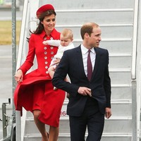 Gaun berpotongan tailoring tersebut dipakai saat turun dari pesawat, dalam rangkaian tur Duke dan Duchess of Cambridge ke Selandia Baru dan Australia, April 2014. Foto: Getty Images