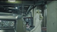 Bukaan pintu mobil ini memang unik. Istilahnya adalah suicide door. Engsel pintu baris kedua ada di belakang, bukan di pilar tengah seperti mobil kebanyakan. Jadi, pintu baris kedua membuka ke arah belakang mobil. Istimewa/Dok. Screenshot Instagram/Syahrini.