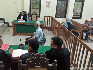 Pelaku Sebar Hoax 7 Kontainer Surat Suara Tercoblos Disidang