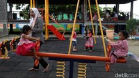 RPTRA ini pun menjadi sarana bermain alternatif bagi anak-anak selain bermain di laut.