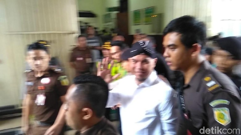 Ahmad Dhani yang Puasa Salam 2 Jari Ahmad Dhani yang Puasa Salam 2 Jari