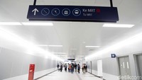 Beberapa warga yang mencoba MRT Jakarta di hari pertama mengaku puas dengan moda transportasi baru di Jakarta ini.