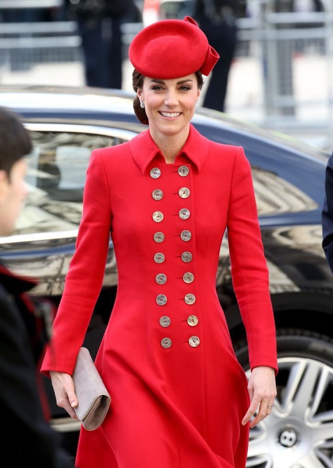 Ibu tiga anak ini mengenakan coatdress merah rancangan Catherine Walker yang membuat penampilannya lebih cerah namun tetap elegan. Duchess of Cambridge terlihat memasangkan gaunnya dengan topi berwarna senada, serta pump shoes dan clutch berpalet abu-abu. Foto: Getty Images