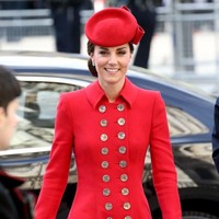 Ibu tiga anak ini mengenakan coatdress merah rancangan Catherine Walker yang membuat penampilannya lebih cerah namun tetap elegan. Duchess of Cambridge terlihat memasangkan gaunnya dengan topi berwarna senada, serta pump shoes dan clutch berpalet abu-abu. Foto: Getty Images