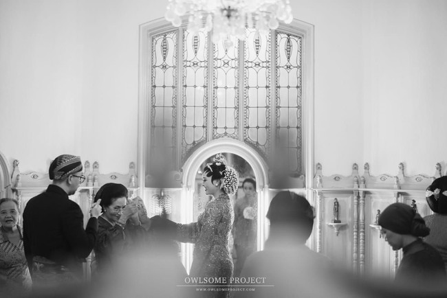 Konsep busana yang dipakai kedua mempelai adalah berbagai riset yang telah dilakukan mengenai busana adat trah Mangkunegaran. Saya terinspirasi busana kebaya panjang yang biasa dilakukan oleh para Putri keraton, ungkap Didiet dalam pernyataan resminya. Foto: Dok. Owlsome Project