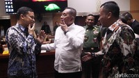 Perwakilan Kemenlu dan Kemenkumhan juga ikut dalam rapat.