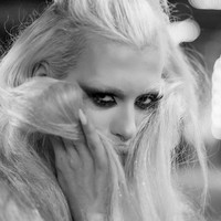 Perubahan penampilan Elena ini diungkapkannya sebagai bentuk pemberontakannya. Elena mengaku sejak kecil ia merasa kesepian.  Foto: Instagram (@elena_rosso)