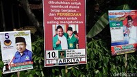 Selain berisi kata-kata humor mengocok perut, ada pula caleg yang menuliskan kata mutiara dan nasihat di baliho kampanyenya.
