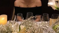 Mengenakan baju sabrina hitam, wanita yang baru berusia 22 tahun itu menghadiri sebuah acara santap malam. Jika dilihat dari penataan meja makan, restoran yang ia datangi sepertinya restoran fine dining mewah. Foto: Instagram joleneemarie