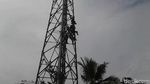 Aksi Wabup Purwakarta Panjat Tower Gagalkan Ayah-Anak Bunuh Diri