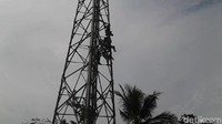 Iwan Sopianto (35) bikin geger warga Cibatu, Purwakarta, karena memanjat tower seluler setinggi 40 meter. Iwan memanjat dengan membawa anaknya yang masih berusia tiga tahun. (Foto: Dian Firmansyah/detikcom)