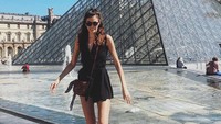 Gayanya saat berada di Museum Louvre, Perancis. (alisarailabouni/Instagram)